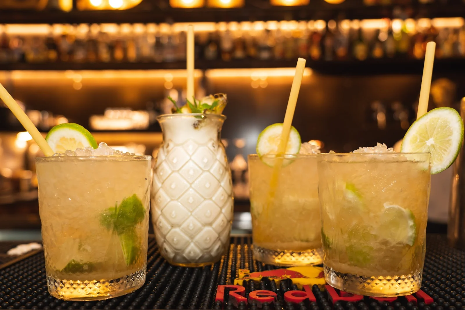Trois mojitos et un cocktail ananas sur le bar