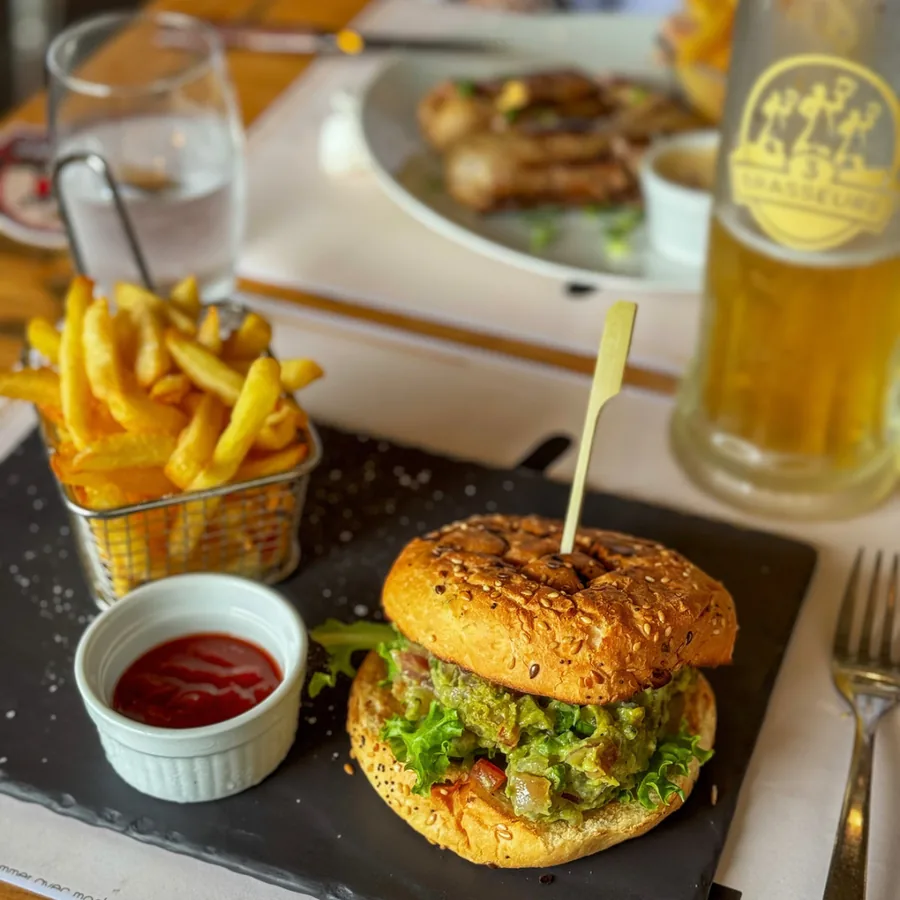 Burger avocat-guacamole, frites maison, bière fraîche