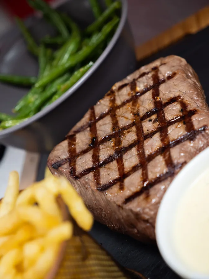 Pavé de bœuf grillé marqué, haricots verts, sauce béarnaise